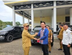 Memperkuat Sinergi Antara Eksekutif Dan Legislatif Bupati Surunudin Serahkan 3 Unit Mobil Ke DPRD