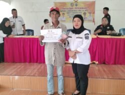 Kades Puduria Jaya Ani Rintanti Kembali Menyalurkan BLT Ke 12 KPM .