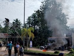 Massa Aksi Blokade Jalan Minta Agar Alat Berat Wajib Di Turunkan Hari Ini Juga